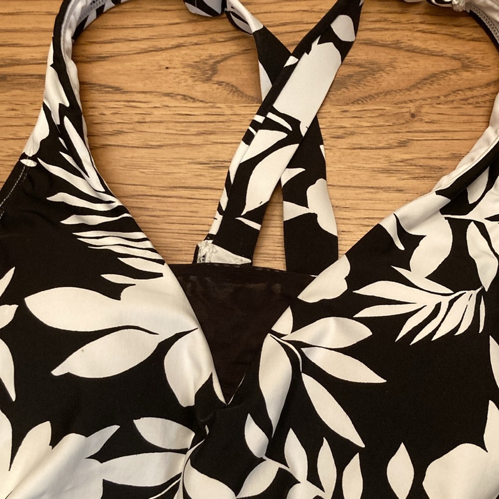 Lands End Floral Black and White women’s Swimsuit small - Picture 5 of 7